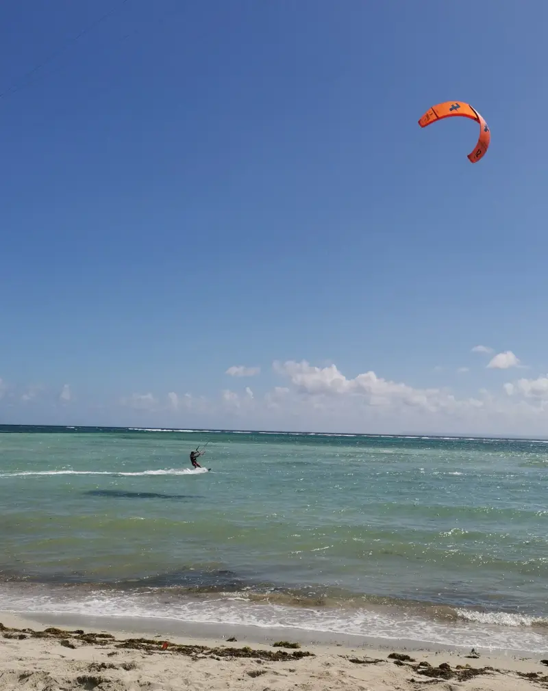 Session de kitesurf dans le lagon de Sainte-Anne, Guadeloupe